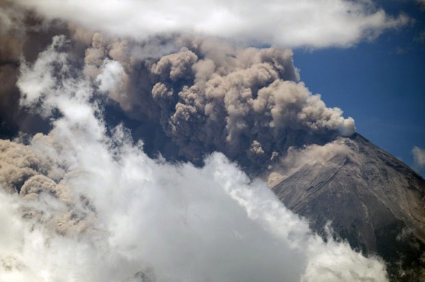 Fumaça se ergue do vulcão Fuego nesta quinta-feira (13) na Guatemala (Foto: Johan Ordoñez/AFP)