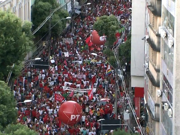 Manifestantes fazem caminhada em Salvador em defesa da democracia e a favor do governo Dilma (Foto: Reprodução/TV Bahia)