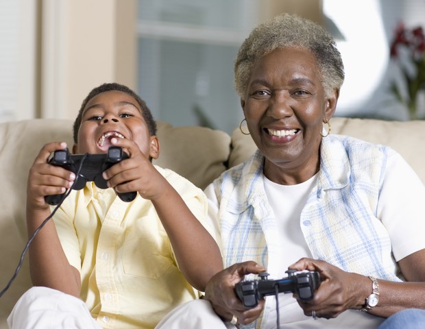 venda de games aumenta; avós estão jogando com os netos (Foto: Getty)