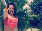 Fernanda Souza posa de biquíni e mostra barriga definida 