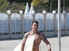 Juliano Cazarré exibe boa forma para 'A regra do jogo' em dia de surf no Rio