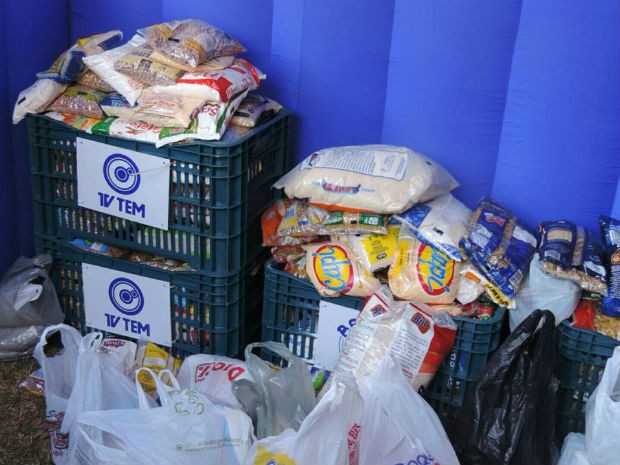 O público contribuiu doando alimentos não-perecíveis (Foto: Caio Silveira/G1)