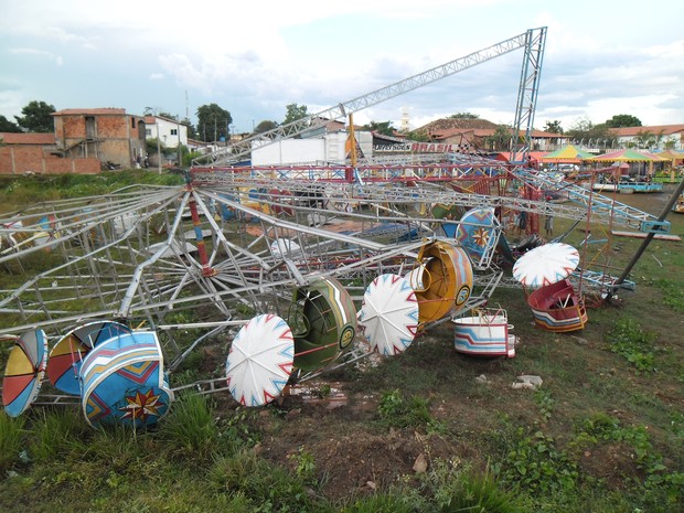 Roda gigante de parque desabou (Foto: Clenilton Gomes)