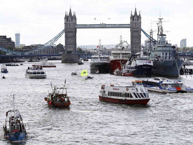 Barcos fazem protesto em favor da permanência do Reino Unido na União Europeia em meio a manifestação de uma frota de navios de pesca que se manifestam pela saída do bloco (Foto: Stefan Wermuth / Reuters)