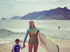 Luana Piovani posa com prancha de surfe ao lado do filho, Dom: 'meu fã'