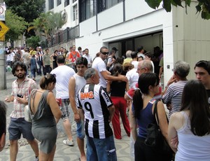 Fila para comprar ingresso para Atlético-MG x Vitória (Foto: Valeska Silva / Globoesporte.com)