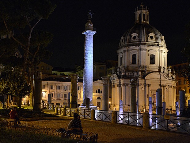 À noite, o Fórum Romano fica iluminado e ganha um ar mais romântico (Foto: Michele Barbero/AP)