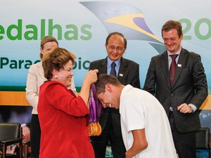 O nadador paraolímpico Daniel Dias e Dilma Rousseff durante cerimônia de lançamento do Plano Brasil Medalhas 2016 (Foto: Roberto Stuckert Filho/PR)