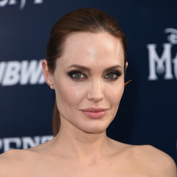 Angelina Jolie usa creme de caviar para manter sua pele hidratada. Além disso, o produto feito de ovas de esturjão (que custa cerca de 1600 reais por 100 ml) também ajuda na firmeza da pele (Foto: Getty Images)