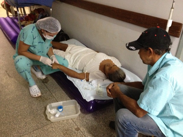 Pacientes continuam recebendo atendimento no chão do Pronto-Socorro João Paulo II (Foto: Ivanete Damasceno/G1)