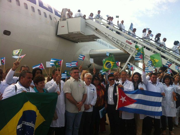 Médicos cubanos desembarcam no aeroporto de Fortaleza (Foto: Ministério da saúde/Divulgação)
