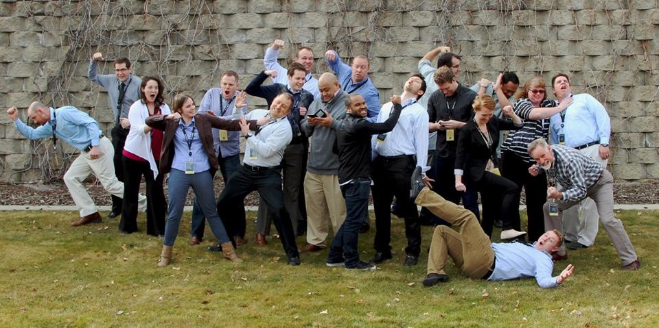 Novos funcionários comemoram contratação na InsideSales.com (Foto: Divulgação)