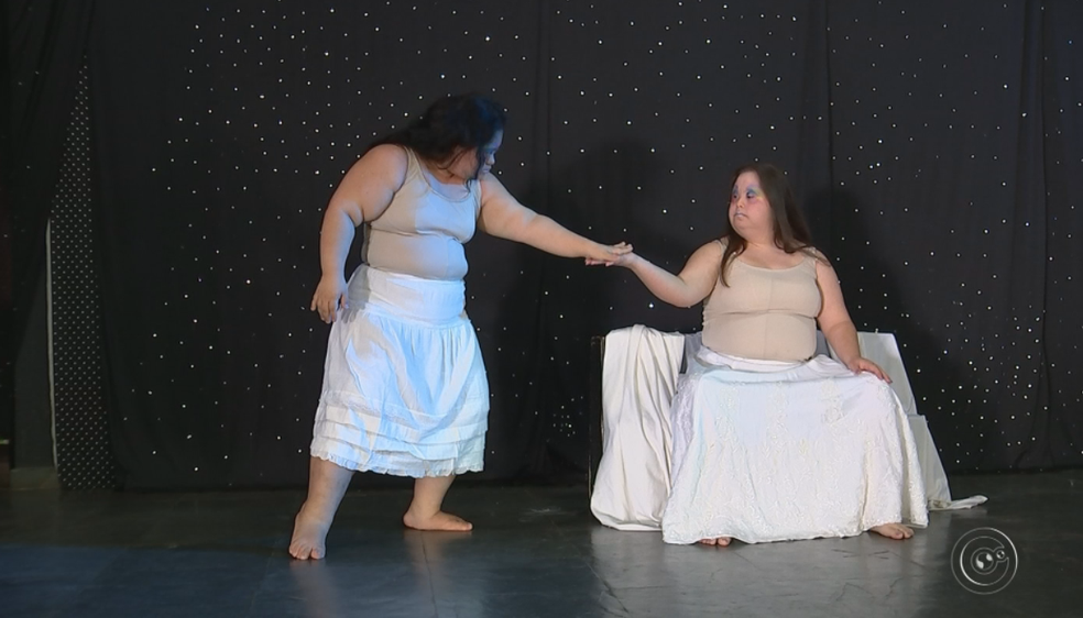 Bailarina Andreia Salvaterra Ferreira de 35 anos encontrou seu lugar nos palcos (Foto: Reprodução/TV TEM)