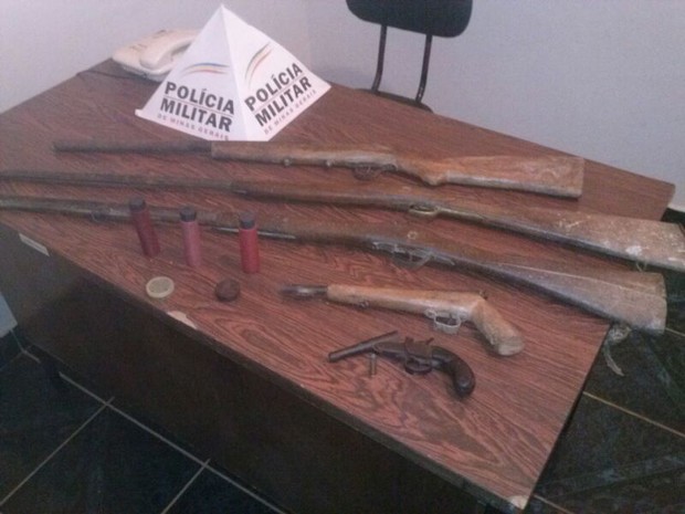Armas estavam debaixo de colchão  (Foto: Divulgação/PM)