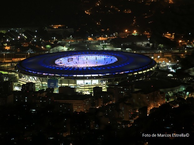 Maracanã iluminado em preparativos para a cerimônia de abertura, nesta sexta-feira (5) (Foto: Marcos Estrella/Globo)