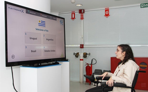 O sistema, por meio do Kinect, reconhece cadeirantes e comandos de voz em português (Foto: Divulgação/FIT)