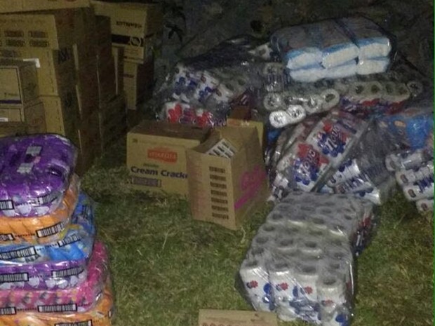 Carga roubada em Alagoas foi recuperada na noite da sexta-feira (15) em Cupira (Foto: Divulgação/PM)