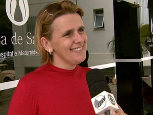 Mãe se emociona ao ver filha chorar durante visita na UTI (Foto: Ricardo Italiano/EPTV)