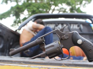 Suspeito foi preso com um revólver calibre 32 (Foto: Ellyo Teixeira/G1)