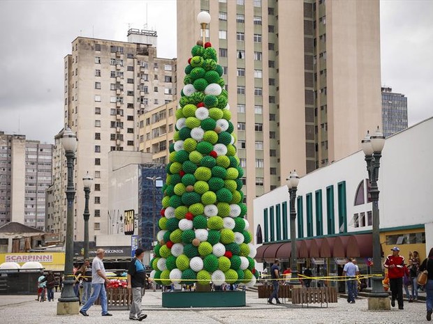 G1 - Praça de Curitiba ganha árvore de Natal feita com copos de plástico -  notícias em Paraná