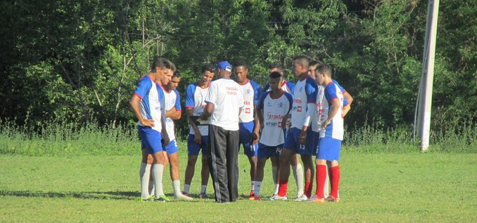 Marcão conversa com os jogadores antes de coletivo (Foto: Ramiro Pena/GloboEsporte.com)