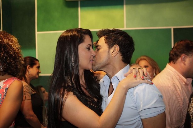 Zezé di Camargo beija Graciele Lacerda (Foto: Isac Luz/EGO)