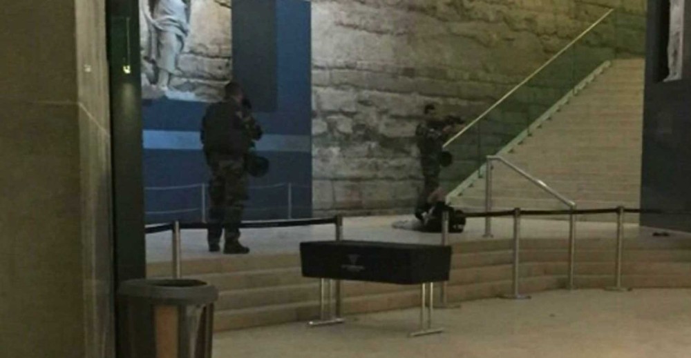 BFMTV divulgou a imagem da prisão do suspeito de participar do ataque no Carrousel du Louvre (Foto: Reprodução Twitter/ BFMTV)