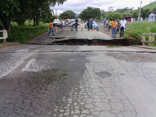 Ponte De Concreto Cede E Rj Fica Interditada Em Concei O De Macabu