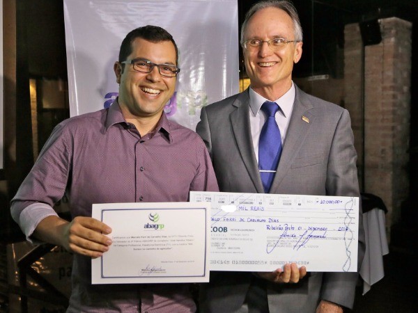 Jornalista Marcelo Ferri, da EPTV, recebe prêmio por reportagem da região de Ribeirão Preto (Foto: Divulgação / EPTV)