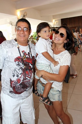 Zeca Pagodinho e Juliana Knust e o filho, Matheus, em festa no Rio (Foto: Vera Donato/ Divulgação)