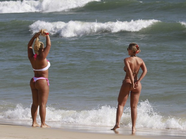 Mulher Filé e Andressa Urach na praia (Foto: Dilson Silva / Agnews)