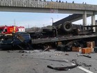 Caminhão fica destruído após capotar em rodovia de SP e deixa três feridos