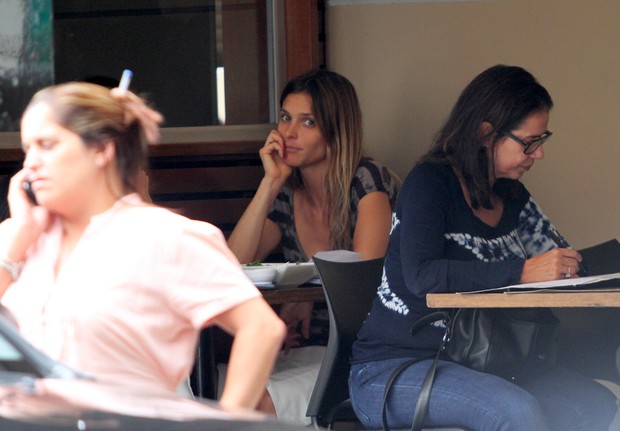 Fernanda Lima com amiga em restaurante do Leblon (Foto: Wallace Barbosa / AgNews)