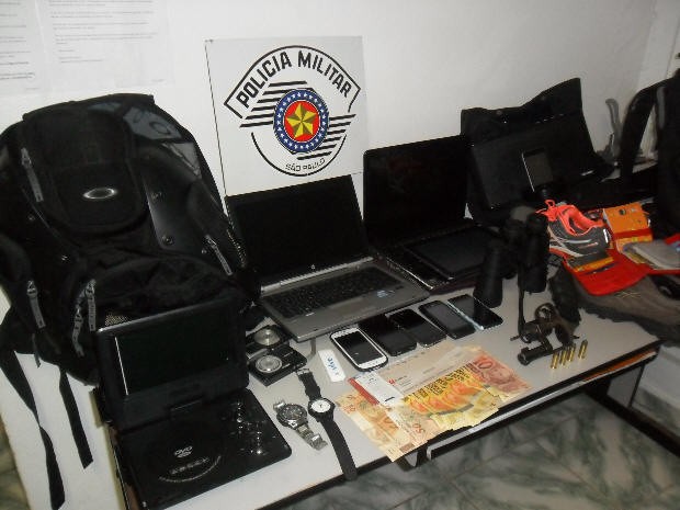 Polícia recuperou objetos roubados em assalto (Foto: Divulgação / Polícia Militar)