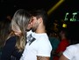 Ex-BBB Diogo Pretto troca beijos com loira no Rio
