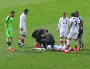 Flávio cai no jogo de Botafogo x Vitória (Foto: Reprodução)