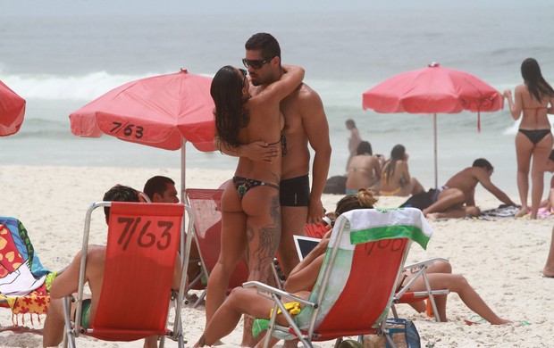 Ex BBB Yuri e João Mauricio curtem praia bem acompanhados e Yuri beija muito em dia de sol na Barra (Foto: Clayton Militão / Foto Rio News)