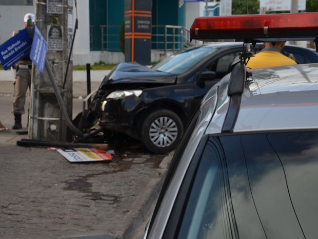 Carro bate em poste na Cidade Universitária, em João Pessoa (Foto: Walter Paparazzo/G1)