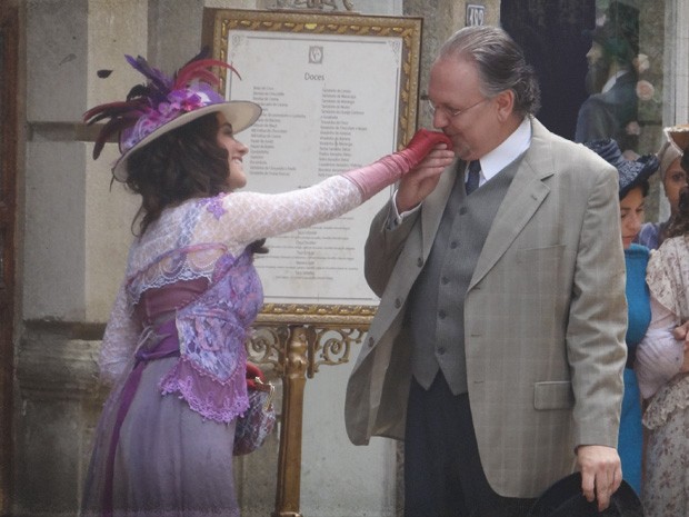 Oswaldo se mostra galanteador com Catarina, na porta da Colonial (Foto: Lado a Lado/TV Globo)