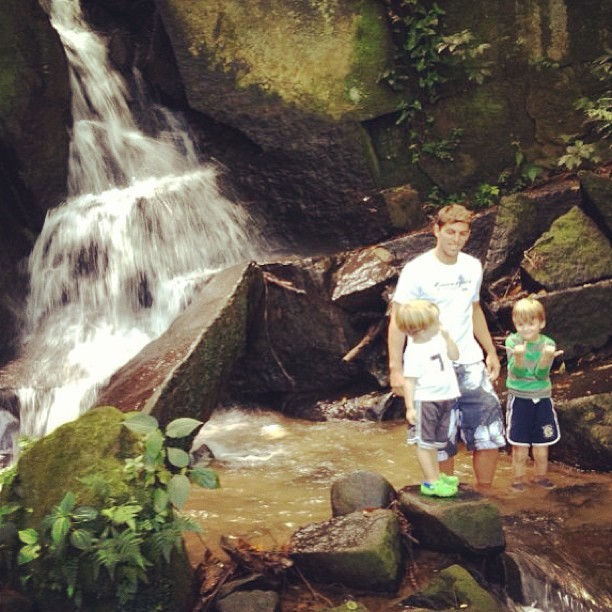Amaury, namorado de Dani Winits, com os filhos da atriz (Foto: Instagram / Reprodução)
