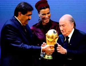 Sheik Hamad bin Khalifa Al-Thani recebe o trofeu das mãos de joseph blatter copa 2022 (Foto: agência AFP)