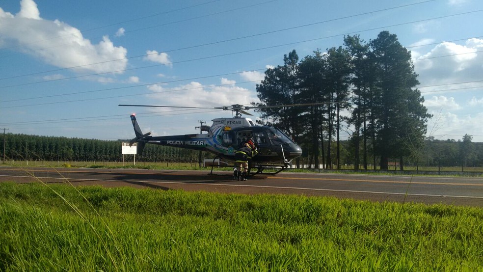 Helicóptero pousa em rodovia para levar desencarcerador ao local do acidente (Foto: Marcos Ribeiro/ G1 MS)