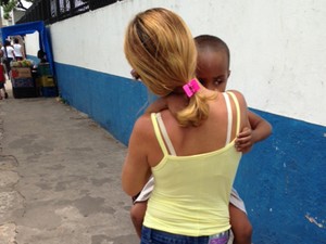 Mãe volta com filho para casa sem atendimento (Foto: Clarissa Carramilo/G1)