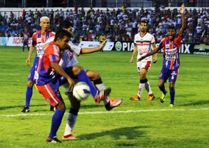 Barras se fechou no segundo tempo após o gole garantiu o empate (Foto: Emanuelle Madeira) Barras se fechou no segundo tempo após o gole garantiu o empate (Foto: Emanuelle Madeira)