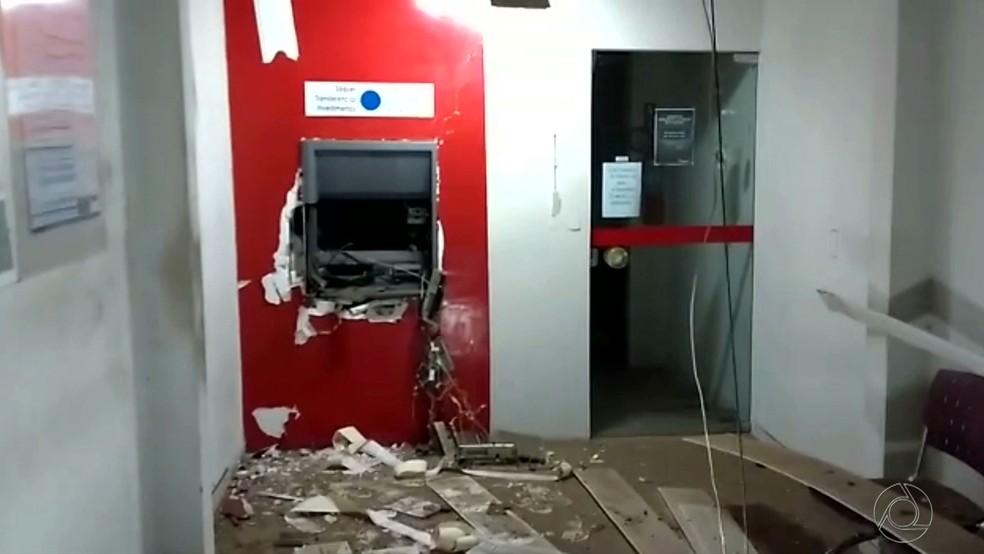 Caixa eletrônico foi detonado por bandidos no Agreste da Paraíba (Foto: Reprodução/TV Paraíba)