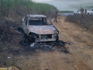 Veículo foi queimado pelos bandidos (Foto: PMPE/Reprodução WhatsApp)