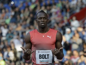 O jamaicano Bolt comemora a sua vitória em Ostrava nesta sexta-feira (Foto: Reuters/David W Cerny)