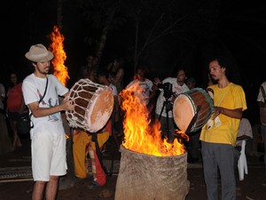 Folião participa da Queima dos Tambores na aldeiaTabokaGrande (Foto: Divulgação/Prefeitura de Palmas)