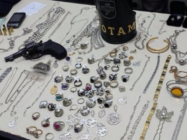 Produtos roubados de joalheira foram recuperados em Campina Grande (Foto: Divulgação/2ºBPM)