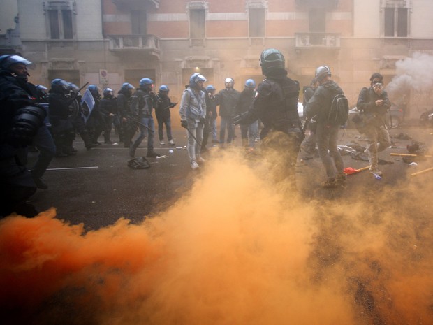 Policiais enfrentam manifestantes durante protesto em Milão, na sexta (1º) (Foto: AFP Photo/Filippo Monteforte)